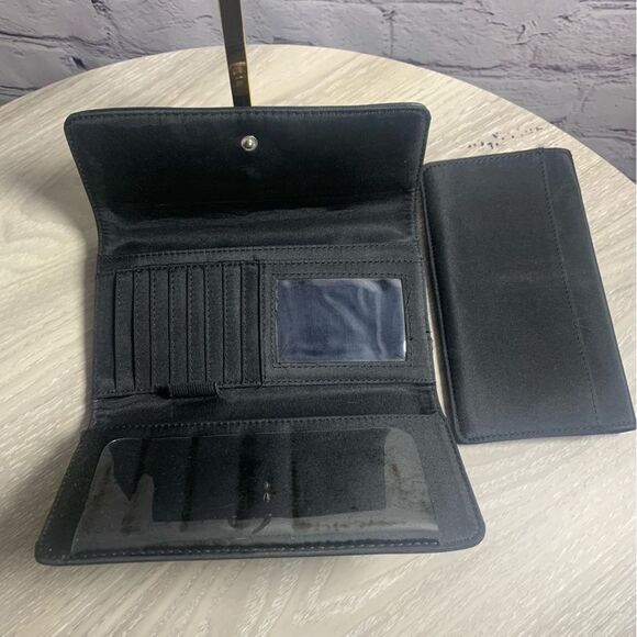 Tommy Hilfiger logo trifold wallet with checkbook holder - Picture 3 of 8